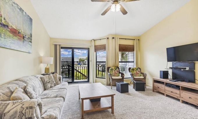 East End Condo | Ocean Mile L-7 is a splendid 1 bedroom / 1 bath townhome with beautiful views.