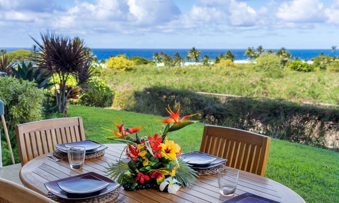 Kahaluu Bay House | 🏖️Ocean View | AC | Work From Hawaii!