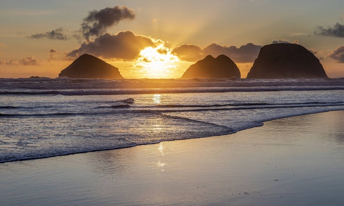 Oceanside House | Ocean view and less than a 5 minute drive to the beach!