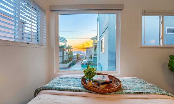 Mission Beach House | Ocean View ☆Few Steps to Sand & Dining☆AC☆ Dogs OK