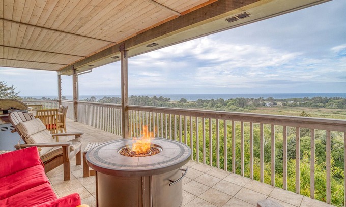 Neskowin House | Ocean-view Home, King Suite, 2 Living Areas, Double Decks and Fire Pit!