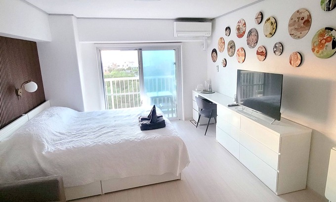 Onna Apartment | Ocean View! King size bed! 2 min walk to the beach! Kimono art gallery room!