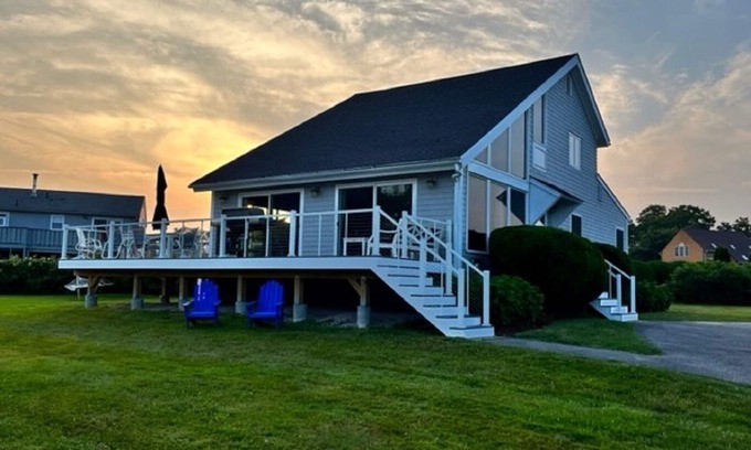 Eastward Look House | Ocean View! Walk to Beach! Air Conditioning! 3 King & 3 Queen Beds!