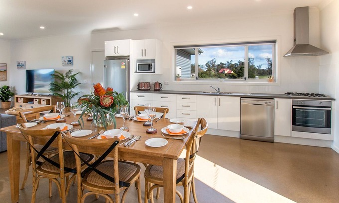 Mallacoota House | Ocean Views pet Friendly