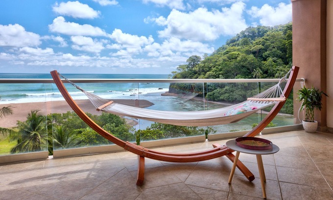 Barrio Los Faroles Apartment | Oceanfront apartment with private balcony, stunning views & pool access