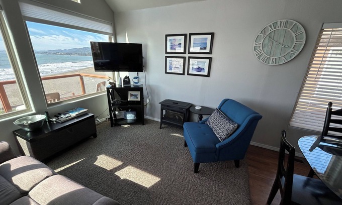 Smith River Cabin | Oceanfront Cabin 6 with Private Jacuzzi & Awe-Inspiring Views (Private Beach owned by White Rock Resort)