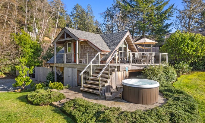 Neahkahnie Beach Cabin | Oceanfront Cabin with Private Hot Tub, Shoreline and Mountain Views