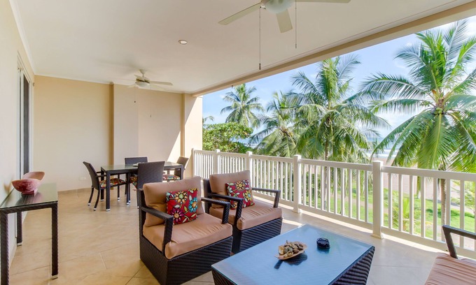 Barrio Los Villalobos Apartment | Oceanfront condo with sweeping beach views, pool & private balcony