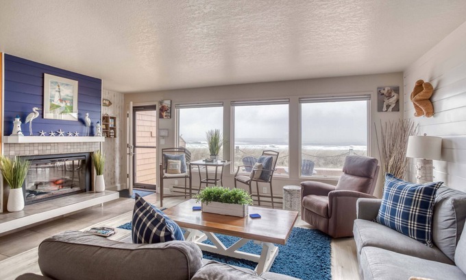 Neskowin House | Oceanfront Neskowin Beauty with Easy Beach Access!