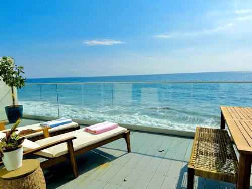 Eastern Malibu Apartment | Oceanfront Retreat Sandy Toes Oasis