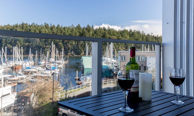 Regional District of Nanaimo Condo | Oceanfront Suite - Just minutes away from downtown Nanaimo! Special offers
