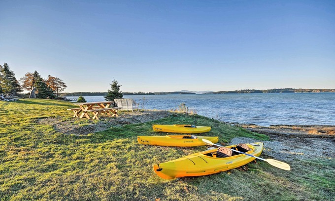 East Sullivan Cottage | Oceanfront Sullivan Cottage on 6 Acres w/Kayak!