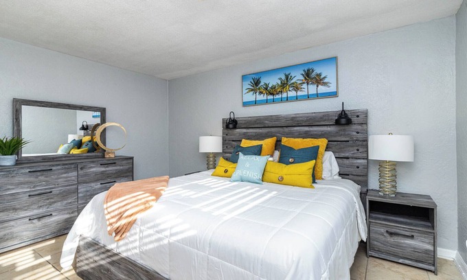 Indian Harbour Beach Apartment | Oceanside~ Walk to the beach,Pool, BBQ, Gym, Games
