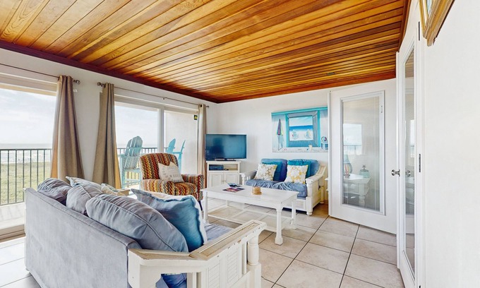 South Padre Island Condo | Oceanview Condo with Shared Pool Near Beach, Restaurants, Schlitterbahn