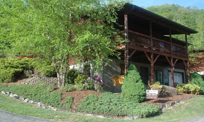 Maggie Valley Cabin | OCT. SPECIALS; 12-14/18-21 Mt. Views, Attached Garage, Flat Parking, Pet Fee.