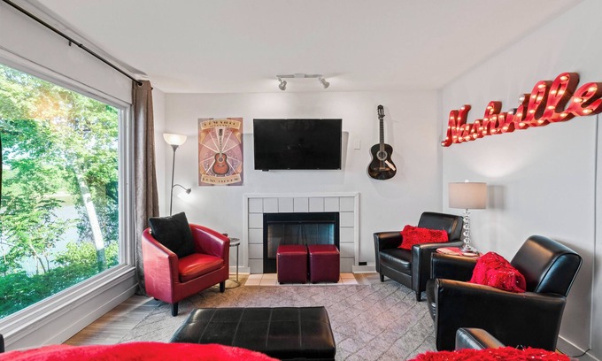 North Capitol Condo | ♥️of DWTN Nashville/On the RIVER/King BDS/2 BA/Safe Walk 2 BROADWAY/POOL
