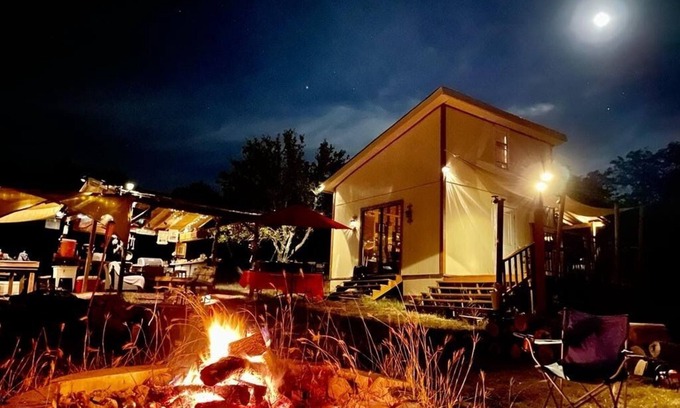 Oatmeal Cabin | Off grid Glamping cabin. 45 min from north Austin 5 min to Lake Travis