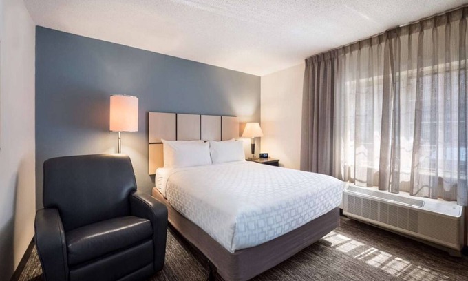 Warrenville House | Offering Spectacular Stay! Full Kitchen, Pet-friendly, Near Cantigny Golf Club!