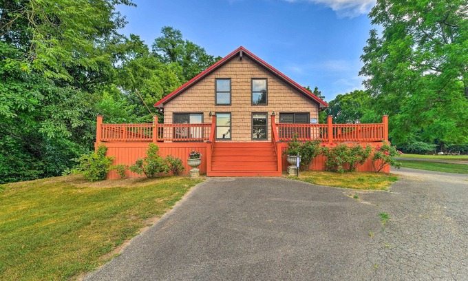 Battletown Cabin | Ohio River Views: Home w/Fireplace & Deck!