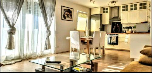Munchen District Apartment | Oktoberfest & CityCenter, ICM Full 2-BathRm 15 min 2-BedRm 2-BathRm, by ICM Exhibition Center, direct Metro-SBahn or drive 15 min to City Center, free Parking, Balcony