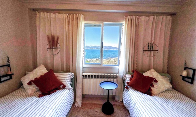 Porto do Son House | OLarDasOlas Oceanfront house with garden in Porto do Son