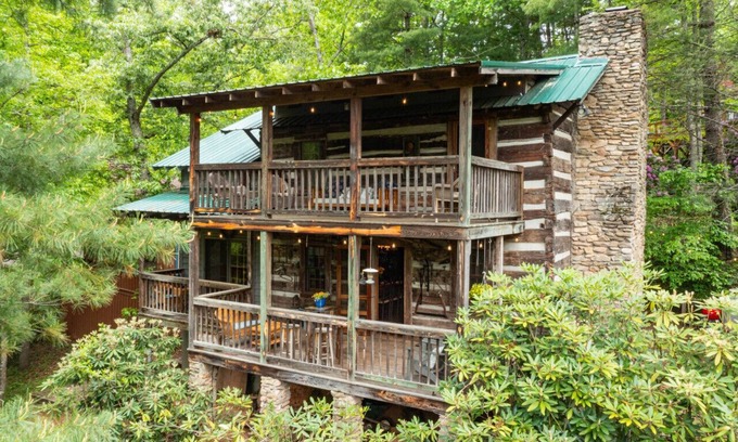 Lake Junaluska Cabin | Old Chestnut Cabin; walk to Lake Junaluska!