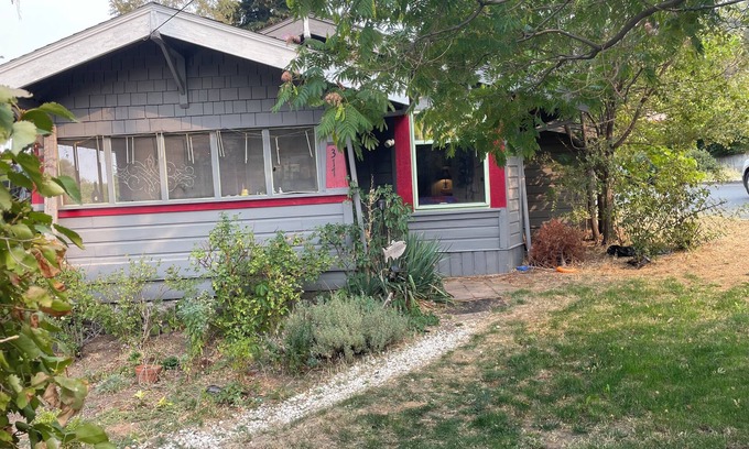 The Dalles Cottage | Old & Funqui, a charming 1910 cottage in the Columbia River Gorge. Pet friendly