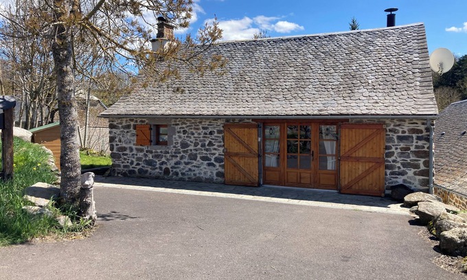 Allanche House | Old restored barn located in a hamlet 4 kms from the village of Allanche.
