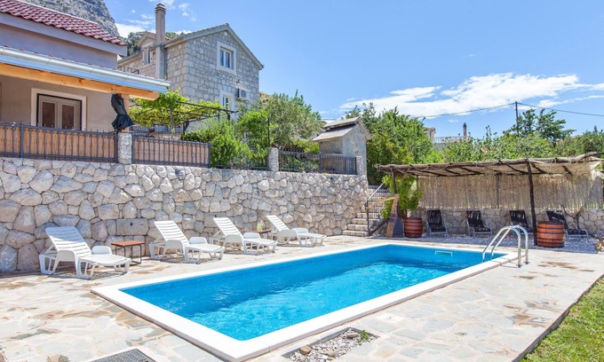 Borak House | old stone house Lelas