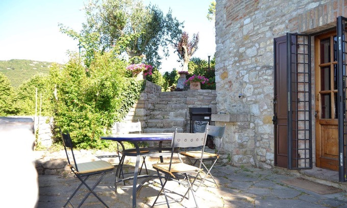 Corciano House | Old stone house with garden