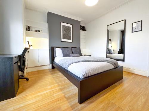 Vassall House | Oliver Room with Shared Bathroom Liberty