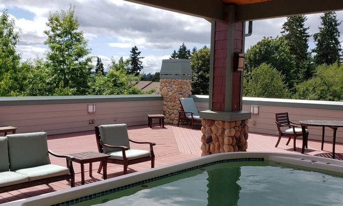 Bainbridge Island Condo | Olympic - Jacuzzi/swim spa/sauna - just a 10-minute walk to Downtown Bainbridge
