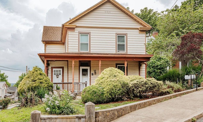 Staunton House | Oma's Garden Oasis: Spacious, Close to Downtown