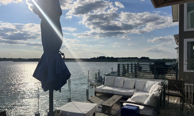 Manahawkin House | On Bay!☀️Beautiful views & sunsets🌅 Dock to swim & kayak 🛶 Chef kitchen🍹Pets OK🐶