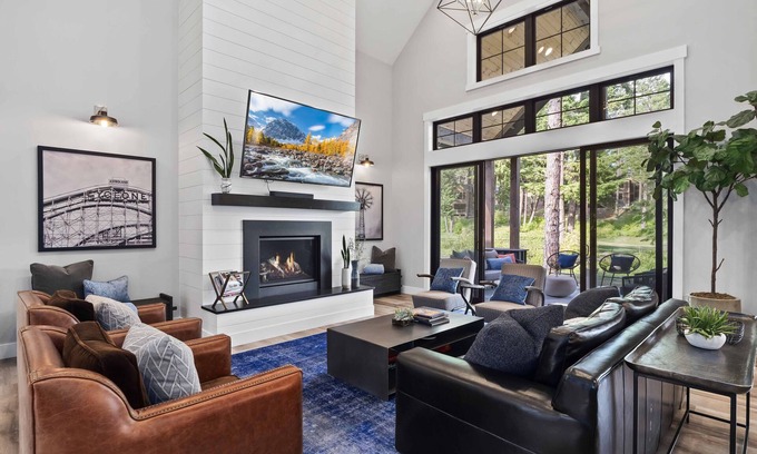 Cle Elum House | On Golf Course -4 King Suites + Bunk Suite -Walk to Winery- Dog Friendly