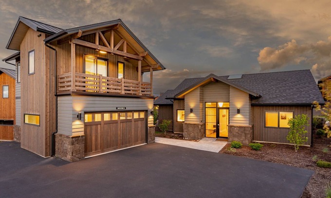 Bend House | On hike/bike trails ~ gear storage ~ resort pool ~ BBQ ~ private hot tub ~ 🐶
