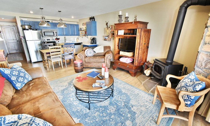 Dillon Condo | On Lake! Fully Updated! Ground Floor, Hot Tub. Walk to Concerts, Marina