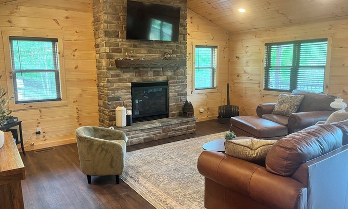 Lafferty Cabin | On Point Cabin - CozynModern Hunting & Fishing Retreat by Piedmont Lake, Ohio