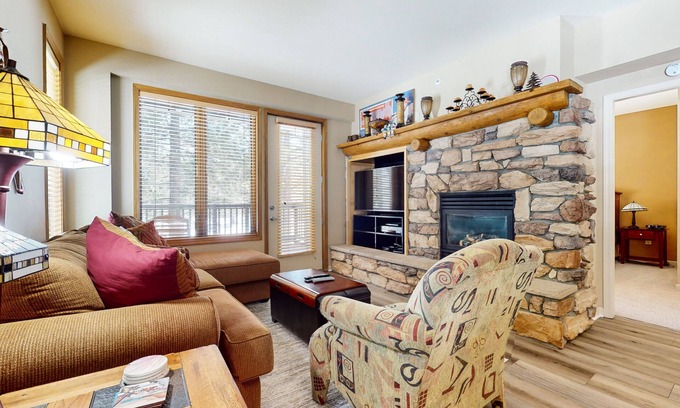 Mammoth Lakes Condo | On Sierra Star Golf Course! Bright Unit, Gas Grill & Laundry. Pool On-site