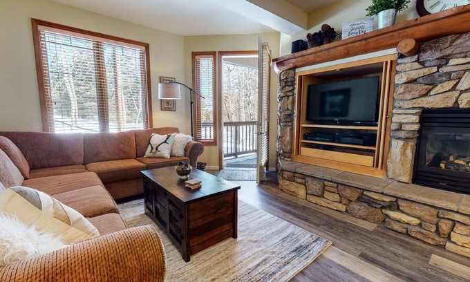 Mammoth Lakes Condo | On Sierra Star Golf Course! Washer/Dryer, Gas Grill. Quiet Location, Pool