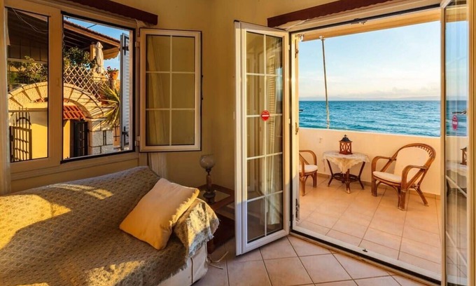 Akrogialion Apartment | On the Beach - Akroyali Family Lodging