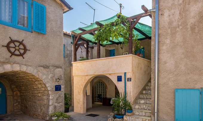 Linardici Apartment | On the first floor of an old private house is this nice studio apartment.