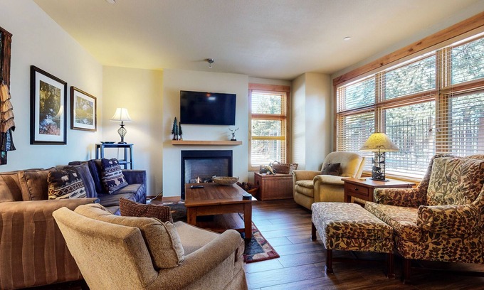 Mammoth Lakes Condo | On the Golf Course! Bright, Updated. Gas Grill, Wash/Dryer, Relaxing Location