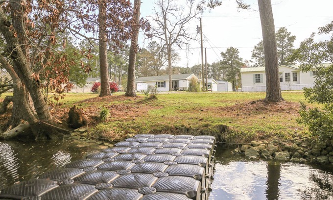 Crystal Coast House | On the water with kayaks and a launch, 5 mins from beach, Everything you need!