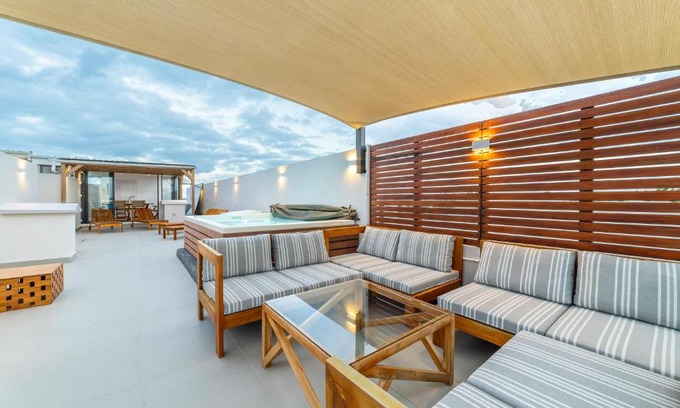 Pereybere Apartment | One Bay Residence Unit 15 - Penthouse with private roof top, jacuzzi and sea view