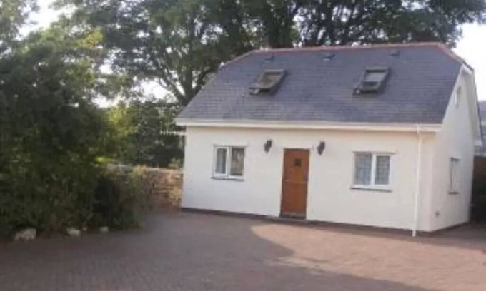 Caernarfon House | One bed accommodation with countryside views, near Snowdonia National Park