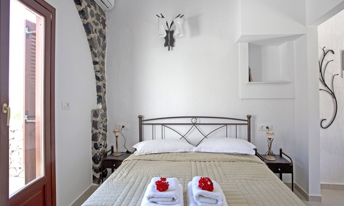 Perissa Apartment | One bedroom apartment with free car rental