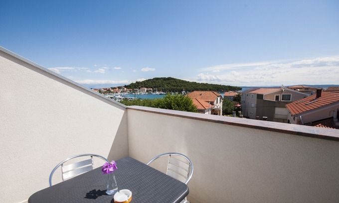 Kukljica Apartment | One bedroom apartment with terrace and sea view Kukljica, Ugljan (A-8253-d)