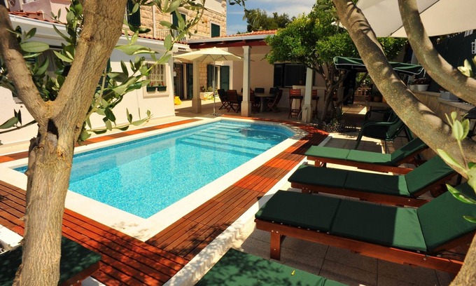 Sutivan Apartment | One bedroom apartment with air-conditioning Sutivan, Brač (A-16846-c)