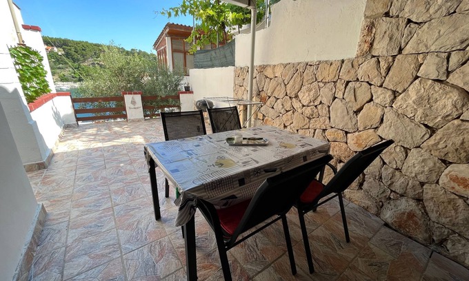 Island Hvar Apartment | One bedroom apartment near beach Jelsa, Hvar (A-22256-e)